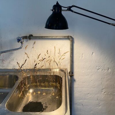 Installation håndvask - bronze, pap, træ, strå, sten, springvandspumpe, blæk, vand